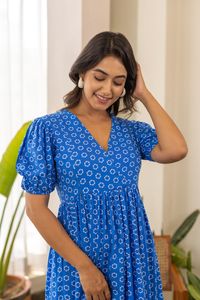 Robe midi décontractée d'été pour femme, coupe ample, respirante, à imprimé floral bleu, col en V, manches courtes, coupe trapèze, ourlet étagé - Product Image 4