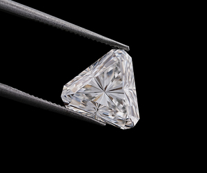 Diamant unique de 2,30 carats, taille triligne, EF VVS-VS, certifié IGI, cultivé en laboratoire, percé au laser, haute qualité pour la fabrication de bijoux OM GEMS - Product Image 2