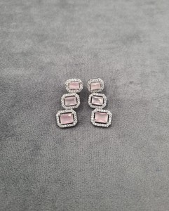 Pendientes Colgantes de Tres Piedras con Corte Radiante, Joyería Elegante de Moda al por Mayor para Fiestas, Pendientes Chapados en Rodio con Diamantes Americanos - Product Image 3