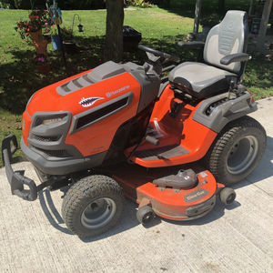 Cortadora de Césped Husqvarna TS 354XD de Alta Calidad, Tractor de Jardín con Motor Kawasaki de 24 HP, Plataforma de Corte de 54 Pulgadas, Hidrostática de Uso Pesado - Product Image 1