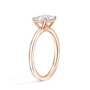 Bague de fiançailles solitaire en moissanite taille émeraude en or rose, sertissage minimaliste - Product Image 6