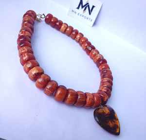 Collier en résine fait main de haute qualité - Product Image 5