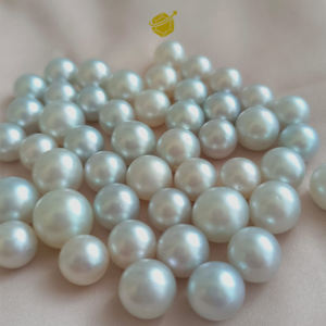 Une perle blanche spéciale, de 9 à 10 mm, ornée de scintillations dorées, dégage une élégance enchanteuse et une beauté éblouissante. - Product Image 1