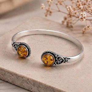 Brazalete Abierto de Dos Piedras de Ámbar Báltico Golden Ember Hydro, Chapado en Oro, Latón, Artesanal, Unisex, Clásico - Product Image 2