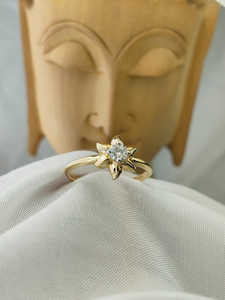 แหวนรูปดาวประดับเพชรทรงกลม ดีไซน์ธรรมชาติสุดหรูหราด้วยทองคำสีเหลือง พร้อมประกายระยิบระยับ เหมาะสำหรับสวมใส่ในชีวิตประจำวันหรือมอบเป็นของขวัญ - Product Image 3