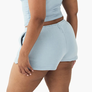 Nouveaux shorts décontractés pour femmes en polyester bleu clair avec cordon de serrage à la taille, logo personnalisé imprimé, coupe ajustée, tricotés, pour le sport - Product Image 5