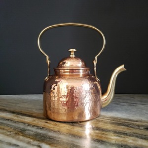 Théière en cuivre traditionnelle professionnelle avec bec courbé élégant, poignée décorative en cuivre, couvercle intégré, corps large et arrondi, finition lisse - Product Image 5