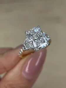 Anillo de Compromiso con Diamante Cultivado en Laboratorio de 7.30 Quilates, Corte Radiante, F/VS1, Oro Amarillo de 14k - Product Image 3