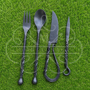 Ensemble de couverts vikings médiévaux nordiques en acier inoxydable, fabriqués à la main, pour événements historiques et cuisines rustiques - Product Image 2