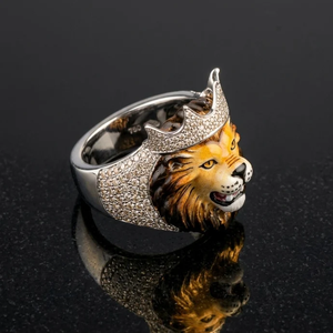 Bague Lion Couronné Plaqué Argent avec Couronne Pavée et Visage Émaillé Peint à la Main, Bijou Tendance pour Homme - Product Image 1