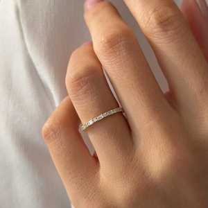 แหวนเพชรทรงบาแกตต์และทรงกลมแบบสลับกัน ฝังเพชรเต็มวง 14k ทองคำขาว ดีไซน์เรียบหรูบางเฉียบ น้ำหนัก 0.7 กะรัต แหวนแต่งงานแบบ Eternity - Product Image 5