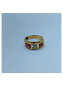 Bague de déclaration exquise plaquée or 22 carats pour homme, ornée d'un zircon central taille brillant et flanquée de deux baguettes de rubis rouge intense - Product Image 2