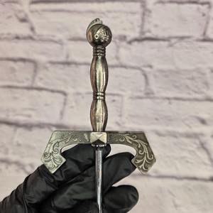 Ensemble d'outils de bar élégants de style médiéval en argent, comprenant un shaker à cocktails, un jigger, un muddler, une cuillère et un passoire, idéal pour l'accueil et les cadeaux - Product Image 6