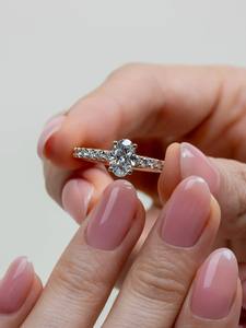 Anillo de compromiso minimalista con diamante cultivado en laboratorio de corte ovalado de lujo VVS Diam de 3.00 ct, banda pavé de oro amarillo de 18K/14K/10K, anillo solitario. - Product Image 4