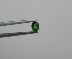 Diopsido cromado verde ovalado facetado suelto de 5x4mm - Product Image 4