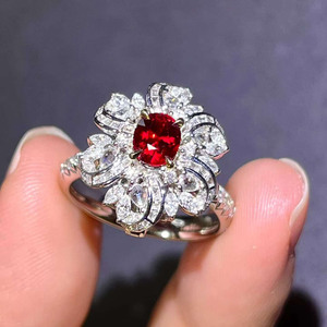Exquisito Anillo de Rubí Natural Sin Calentar de 1.02ct, Color Sangre de Pichón, Joyería de Lujo en Oro de 18K con Incrustaciones Laterales de 105 Diamantes - Product Image 1