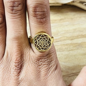 Nouvelle arrivée : Bague signet Sri Yantra, mandala en laiton pour femmes, plaqué or 18 carats, bijoux de géométrie sacrée, vente en gros/OEM/ODM - Product Image 5