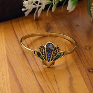 Brazalete de Latón Hecho a Mano con Concha de Abulón, Diseño de Abanico Ajustable, Estilo Bohemio, Joyería Artesanal de Jaipur, India, Venta al Por Mayor - Product Image 2