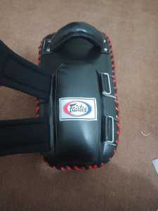 แผ่นรองเตะมวยไทย Fairtex หนังแท้ปรับแต่งได้ ปี 2026 สำหรับการฝึกมวยไทย มวยสากล MMA และคิกบ็อกซิ่ง พร้อมตัวเลือก OEM - Product Image 3
