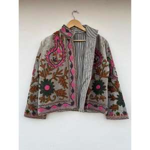 Chaqueta de mujer de terciopelo Suzani de invierno, bordada a mano, reversible, con cierre de botones y calefactable. - Product Image 2