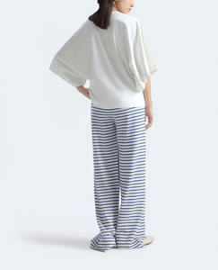 Camiseta Cómoda para Mujer, Fabricada en Pakistán, Camiseta Blanca de Manga Ancha para Mujer, Corte Holgado, Camiseta Cómoda - Product Image 2