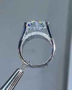 แหวนมอสซาไนต์ทรงรีประดับเพชรแบบพาเว่ ซ่อนรัศมีรอบเพชรเม็ดเดี่ยว ตัวเรือนเงินแท้ 925 ดีไซน์โดดเด่น เหมาะสำหรับเป็นแหวนแต่งงานหรือแหวนแทนใจสำหรับผู้หญิง - Product Image 1