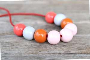 Collier artisanal en résine épaisse, style perles, fait main, multicolore, avec motifs écologiques d'anges et de bouddhisme - Product Image 5