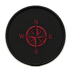 Patch brodé circulaire en forme de boussole, tissu noir, design à coudre, symbole directionnel rouge - Product Image 1