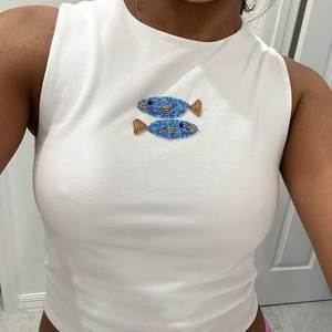 Top Corto Bordado a Mano con Cuentas de Semillas Únicas - Marca NOVA STAR CRAFT, Color/Talla/Logotipo Personalizables, Diseño Elegante para Bodas - Product Image 2