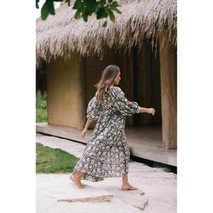 Impresionante Vestido Maxi de Algodón 100% Lavable y Transpirable con Estampado de Bloques, Diseño Kyra, Estilo Tradicional Jaal, con Flores Blancas - Product Image 3