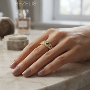 Anillo de Oro Amarillo con Diamante Cultivado en Laboratorio y Halo de Diamantes con Piedra Central Redonda Elevada - Product Image 2