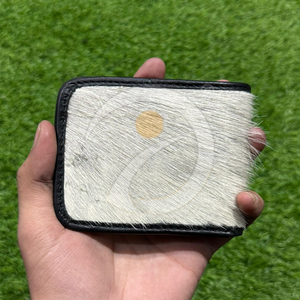 Portefeuille en cuir de vachette artisanal avec poils, portefeuille fin à deux volets, porte-cartes, portefeuille en cuir, construction élégante et durable - Product Image 1