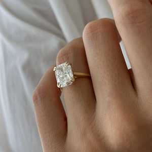 Anillo de Compromiso con Diamante Cultivado en Laboratorio de 5 Quilates, Corte Alargado Tipo Tulipán, Oro de 14k, Engaste Catedral, Certificado IGI - Product Image 2