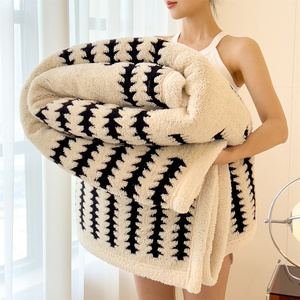 Manta de Felpa Coral Gruesa, Cálida para Invierno, Doble Capa, Cationica, con Rayas, para Sofá o Cama - Product Image 1