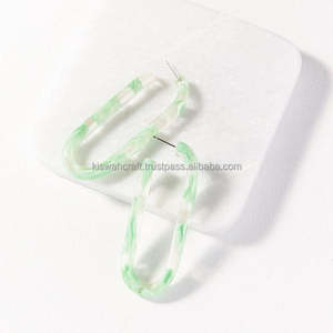 Boucles d'oreilles créoles époxy en résine pour femmes écologiques de luxe Style classique à la mode Design personnalisable Meilleur prix Bijoux de mode - Product Image 6