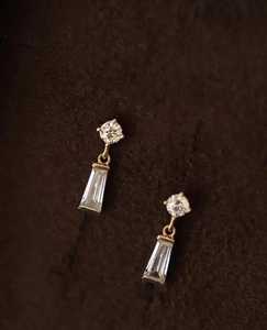 ต่างหูเพชรทรงบาแกตต์และทรงกลมแบบมินิมอล ดีไซน์เรียบหรู ทองคำแท้ 14K เครื่องประดับชั้นดีสำหรับผู้หญิง ของขวัญสุดน่ารักสำหรับคนรัก - Product Image 4