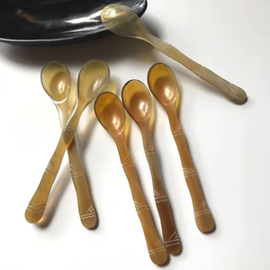 Juego de Servidores de Ensalada Clásicos con Acabado Espejo de Primera Calidad, Hechos en India, Cucharas de Cuerno de Búfalo, Cuerno Natural Ecológico para Fiestas - Product Image 1