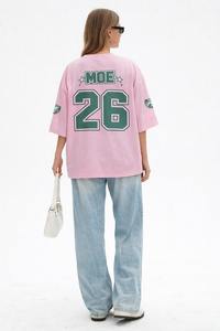 เสื้อฟุตบอลอเมริกันโอเวอร์ไซส์ ระบายอากาศได้ดี ป้องกันรังสียูวี แห้งเร็ว เสื้อตาข่ายสีชมพู สตรีทแวร์ คอวี พิมพ์ลาย 26 ตัว ทรงหลวม เสื้อฤดูร้อน - Product Image 4