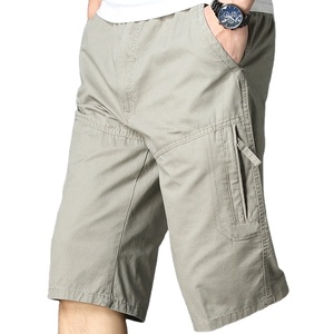 Capris décontractés en coton confortables pour hommes avec taille élastique et plusieurs poches pour les loisirs d'été et les vêtements d'extérieur - Product Image 1