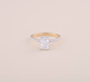 Bague de fiançailles en diamant de laboratoire taille radiant 2,34 carats avec bande pavée ronde en or blanc, jaune et rose 14 carats - Product Image 1