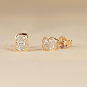 Boucles d'oreilles modernes en or massif 14 carats avec diamants de laboratoire taille radiant de 1,01 carat chacun pour femme, cadeau idéal pour mariage ou fête pour les amoureux - Product Image 2
