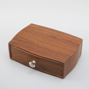 Ensemble d'accessoires de salle de bain et d'hôtel 6 pièces en bois grainé : distributeur de savon, porte-brosse à dents, boîtes à mouchoirs, boîte à cotons-tiges, poubelle - Product Image 3