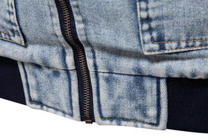 บริการ OEM เสื้อแจ็คเก็ตยีนส์สีน้ำเงินสำหรับผู้ชาย ดีไซน์ทันสมัย แต่งขนเฟอร์ ซิปหน้า ปลายแขนยางยืด ผลิตจากผ้าฝ้าย สไตล์สตรีทแวร์ - Product Image 6