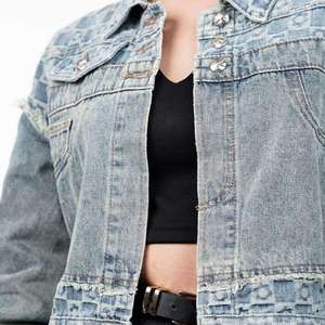 Chaqueta Vaquera de Moda para Mujer con Estampado Geométrico, Bordes Deshilachados, Cuello Camisero, Manga Larga, Corte Corto, Estilo Otoñal - Product Image 4