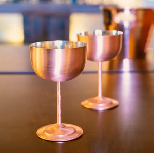 Gobelet à pied en cuivre avec large bol et détails floraux en relief pour cocktails, vins, réceptions, dîners et décoration de table - Product Image 6