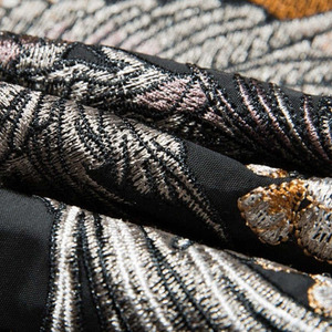 เสื้อแจ็คเก็ตซูกะจังผู้ชายสไตล์คลาสสิกจาก Fabric Studio ปักลายสวยงาม ระบายอากาศได้ดี เป็นมิตรต่อสิ่งแวดล้อม เนื้อผ้าซาตินเรียบเนียน น้ำหนักเบา เหมาะสำหรับฤดูหนาว - Product Image 5