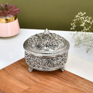 Boîte décorative en métal faite à la main, accessoire de rangement haut de gamme pour la maison par Tradebyd - Product Image 1