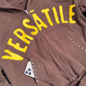 Conjunto de Sudadera con Capucha Ligera de Algodón Personalizada OEM, Ecológica, con Estampado de Diamantes de Imitación, Sudadera con Cierre y Pantalones Holgados con Cordón - Product Image 3