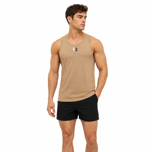 Camiseta sin mangas para hombre de estilo minimalista que combina tela suave con una construcción duradera para un uso prolongado en sesiones de fitness y paseos de verano, ideal para el uso diario. - Product Image 1
