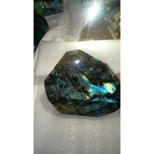 Figurine artisanale durable en labradorite bleue chatoyante naturelle de forme libre – Décoration de maison, cadeau d'affaires, pièce de présentation - Product Image 3